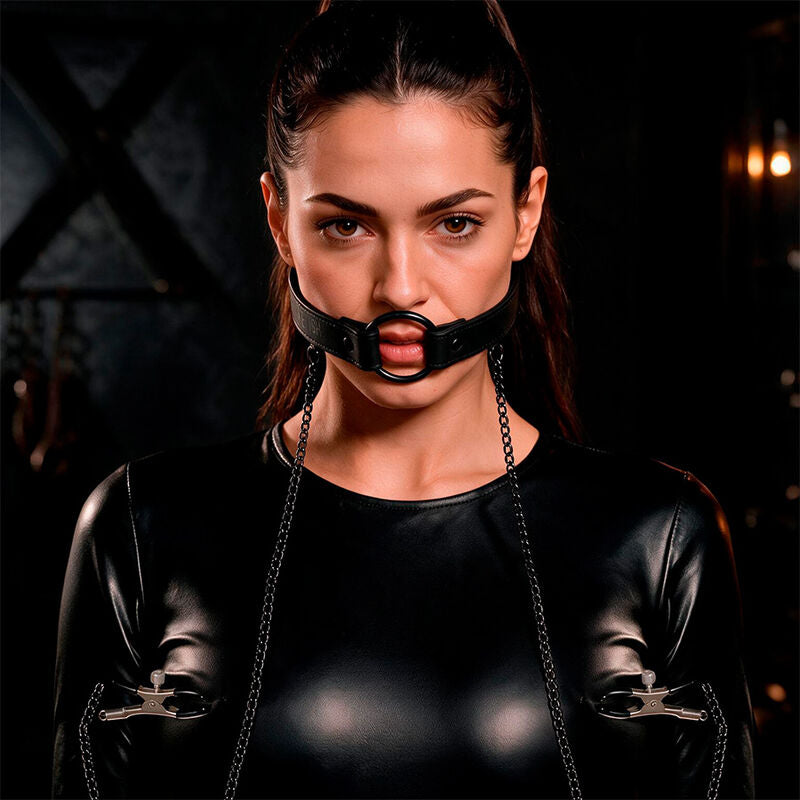FETISH SUBMISSIVE - ANELLO GAG CON MORSETTI PER CAPEZZOLI